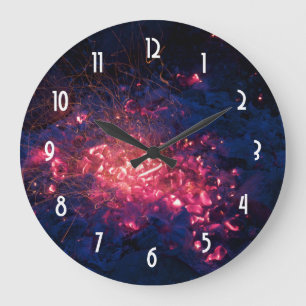 Campfire mit brennenden Membern Große Wanduhr