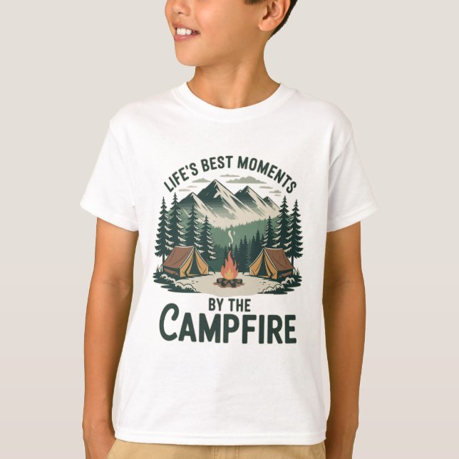 Campfire Moments - Boys’ Tents & Mountains Kids’ T-Shirt (Vorderseite)