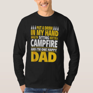 Campfire und trinken in Hand glücklichen Camping V T-Shirt