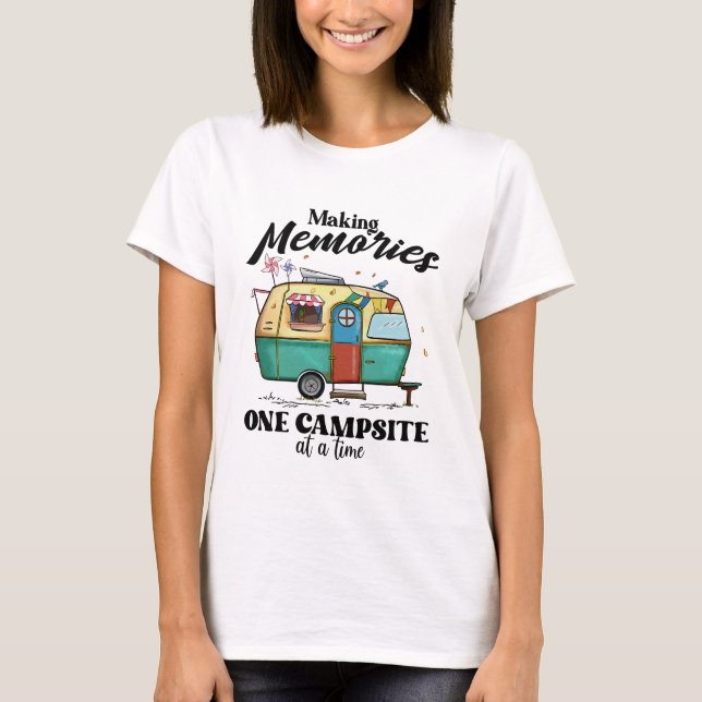 Camping Adventure Sprichwort T-Shirt (Vorderseite)