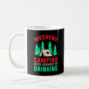 Camping am Wochenende mit einer Chance zu trinken- Kaffeetasse