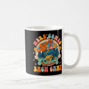 Camping Bachelorette kommt hier die Braut und sie Kaffeetasse