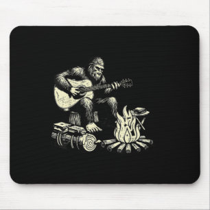 Camping Bigfoot S'more Fels Bigfoot spielt Gitarre Mousepad