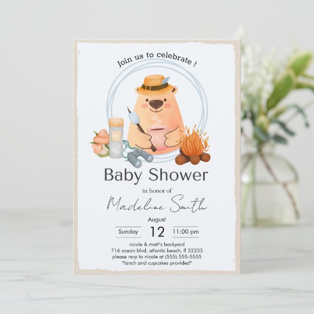 Camping Bonfire Bear Baby Shower Einladung (Stehend Vorderseite)