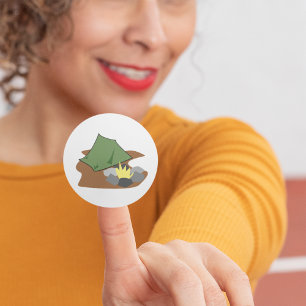 Camping durch einen Campfeuerklammer Runder Aufkleber