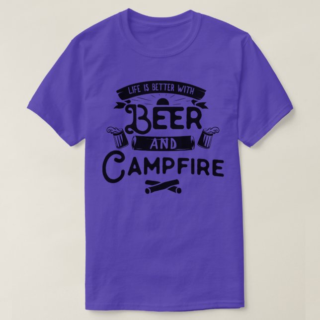 Camping Leben ist besser mit Bier und Campfire T-Shirt (Design vorne)