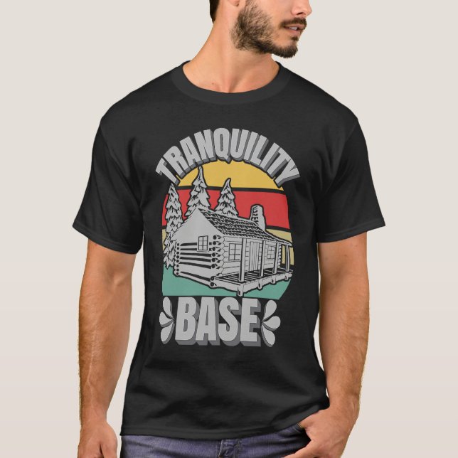 Camping Log Cabin Tranquility Base Camper  Vacatio T-Shirt (Vorderseite)