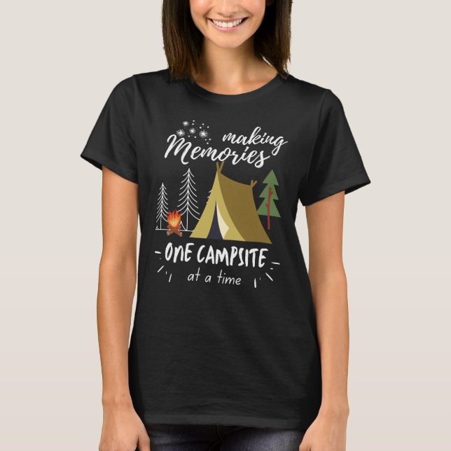 Camping macht Erinnerungen zu einem Campingplatz T-Shirt (Vorderseite)