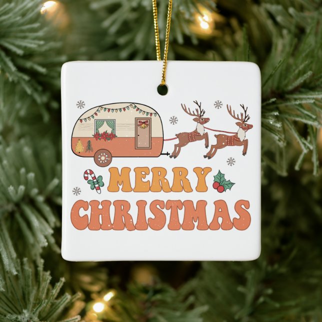 Camping Merry Christmas Reindeer Typography Keramikornament (Baum)