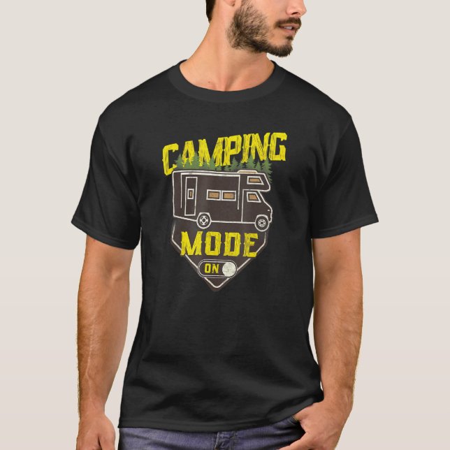 Camping-Modus auf Motorhaube Campervan T-Shirt (Vorderseite)