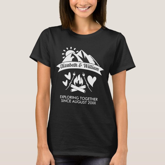 Camping-Paar Bergfeuer-Entdeckung zusammen T-Shirt (Vorderseite)