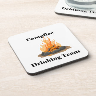 Camping-Trinkteam mit einem Lagerfeuer auf einem  Getränkeuntersetzer