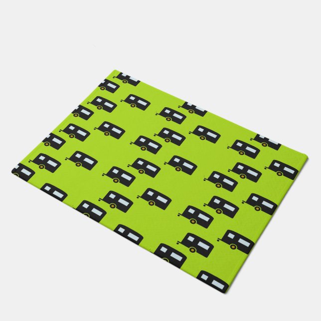 Campinganhänger auf grün fußmatte (Schrägansicht)