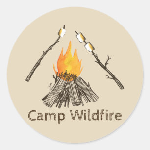 Campingplatz mit Toasting Marshmallows Custom Stic Runder Aufkleber
