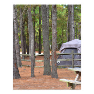 Campingplatz mit Zelt und Zaun im Wald Fotodruck