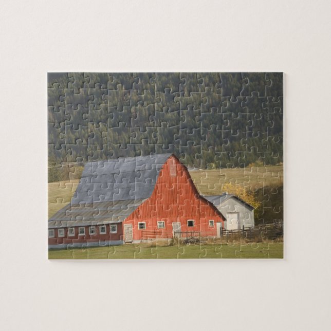 CANADA, British Columbia, Enderby. Rotbarn / Puzzle (Horizontal)