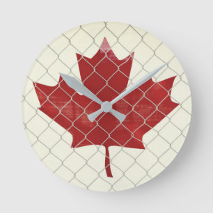 Canada Flag. Chain Link Fence. Rustic. Cool. Runde Wanduhr