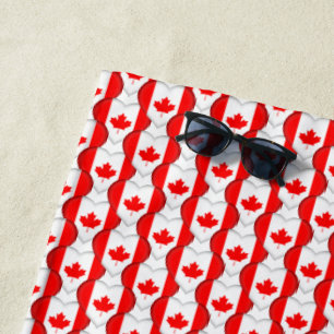 Canadian Flag Colors Maple Leaf Hearts Patriotic Strandtuch