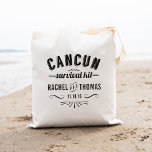 Cancun Survival Kit | Begrüßung Tragetasche<br><div class="desc">Begrüßen Sie Ihre Gäste mit einigen wichtigen Hochzeitsüberlebensmitteln (Wasser, Snacks, Schmerzmittel, Verbände, Nähset, etc.) in diesen niedlichen Cancun Hochzeitscocktaschen! Das Design beinhaltet das "Cancun Survival Kit" in Vintager, schwarzer apothecarischer Schrift. Personalisieren Sie Ihre Namen und das Hochzeitdatum; verwenden Sie die Schaltfläche "Anpassen Sie es", um die Größe des Schriftartes entsprechend...</div>