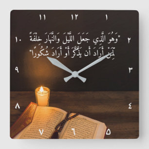 Candle and Quran with bead in dark room Quadratische Wanduhr