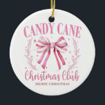 Candy Cane Christmas Keepake Keramik Ornament<br><div class="desc">Mit diesem spielerischen Ornament mit einem Coquette-Bogen aus rosa Bonbons und der Phrase Candy Cane Christmas Club lassen Sie Ihren Urlaubskulptur feierlich fröhlich fröhlich werden. Das mit Sternen und grünen Springbrunnen geschmückte Design verbindet wahres Ambiente mit saisonaler Tradition. Ein süßer Sake für Familien, Kinder oder alle, die eine lustige Drehung...</div>
