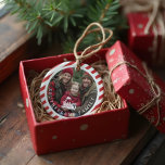 Candy Cane Stripe North Pole Express Foto Keramik Ornament<br><div class="desc">Erleben Sie Erinnerungen mit einer personalisierten Touch! Feiern Sie die Magie der Saison mit unserem lustigen, rot-weißen Zuckerrohrstreifen Nordpol Weihnachten Familie Foto Keramik Ornament. Ideal, um eine persönliche Touch zu Ihrem Urlaubshaus hinzuzufügen oder als herzliches Geschenk zu schenken, wird dieses Ornament sicher zu einem gepflegten Sake. Das Ornament besticht durch...</div>