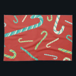 Candy Canes auf rotem Hintergrund Geschirrtuch<br><div class="desc">Das rote Handtuch wird von Kerzenhaltern mit grünen und blauen Streifen geschmückt. Das wäre auch als Hanukkah-Geschenk Spaß. Eine schöne Ergänzung zu Ihrer Weihnachtsküche oder in einem inspirierten Geschenkkorb in der Küche. Ein schönes Handtuch,  das in der Küche als Küchentuch oder als Dekorationsstück hart für Sie arbeitet.</div>