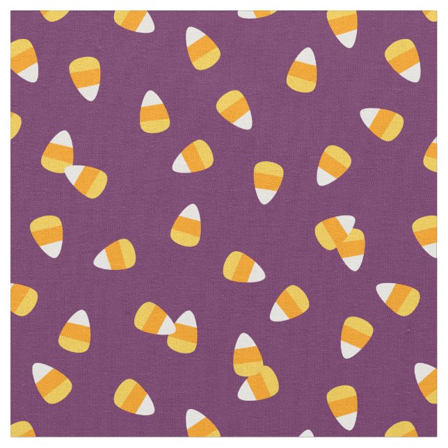 Candy Corn auf Lila Stoff (Nahaufnahme)