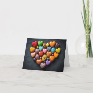 Candy Hearts auf dem dunklen Boden Valentins Gruß Feiertagskarte