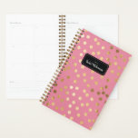 Candy Pink Gold Glitzer Dots Jahr und Name Planner Planer<br><div class="desc">Beginnen Sie Ihr Jahr auf dem rechten Fuß mit diesem personalisierten und schicken Monatsplaner mit einem Muster von Imitaten vergoldeten Punkten auf einem süß-rosa Hintergrund. Vergessen Sie nicht,  die Vorderseite mit dem Jahr und dem Namen Ihrer Wahl anzupassen!</div>