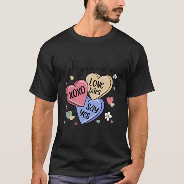 Candy Sweet Hearts Alles was Sie brauchen ist Lieb T-Shirt (Vorderseite)