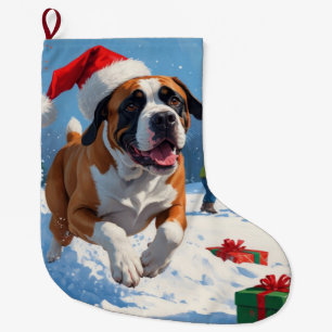 Cane Corso läuft im Schnee mit Weihnachtsmütze Großer Weihnachtsstrumpf