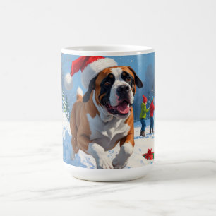 Cane Corso läuft im Schnee mit Weihnachtsmütze Kaffeetasse