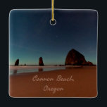 Cannon Beach Oregon Haystack Rock Keramikornament<br><div class="desc">Cannon Beach Oregon Haystack Rock Schönes Nachtstrandfoto mit Sternen über dem Ozean.</div>