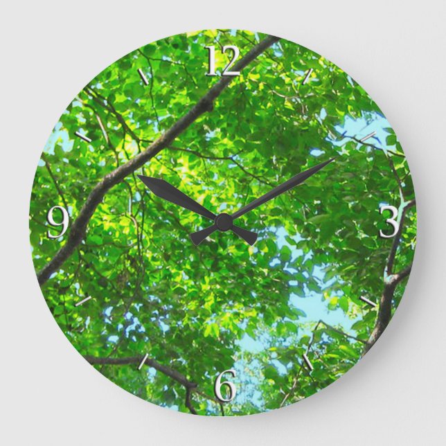 Canopy of Green, Leafy Branches with Blue Sky Große Wanduhr (Vorderseite)