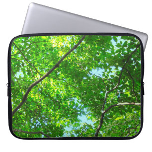 Canopy of Green, Leafy Branches with Blue Sky Laptopschutzhülle