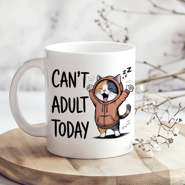 "Can't Adult Today" Funny Cat Kaffeetasse ("Can't Adult Today" Funny Cat Coffee Mug on a sunny boho kitchen table with tiny dry flowers)