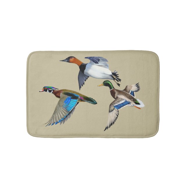 Canvasback, Mallard and Wood Ducks Flying Badematte (Vorderseite)
