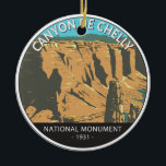 Canyon De Chelly National Monument Vintag Circle Keramik Ornament<br><div class="desc">Canyon De Chelly Vektorgrafik Design. Zu den Vorzügen des Parks zählen das Spider Rock Spire,  etwa 300 Meter hoch und die gewaltigen Sandsteinklippen rund um einen grünen Canyon.</div>