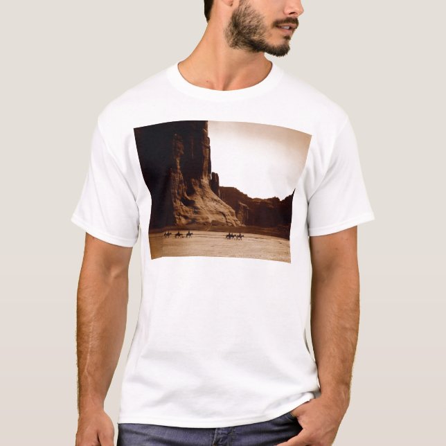 Canyon de Chelly Navajo von E. S. Curtis 1904 T-Shirt (Vorderseite)