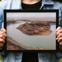 Canyon und Fluss-Drohne Fotografie. Bergklippe