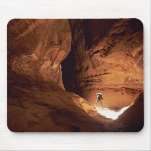 Canyoneer wird in den Tiefen einer schmalen Mousepad