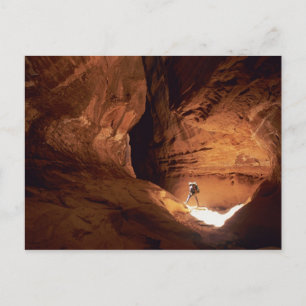 Canyoneer wird in den Tiefen einer schmalen Postkarte