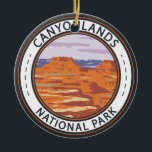 Canyonlands National Park Island Im Sky Abzeichen Keramik Ornament<br><div class="desc">Canyonlands Vektorgrafik Design. Der Park ist bekannt für seine dramatische Wüstenlandschaft,  die vom Colorado Fluss gemeißelt wurde. Die Insel im Himmel ist ein riesiges,  flaches Mesa mit Panoramablick.</div>