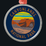 Canyonlands Nationalpark Moab Vintage Ornament Aus Metall<br><div class="desc">Canyonlands Vektorgrafik Design. Der Park ist bekannt für seine dramatische Wüstenlandschaft,  die vom Colorado Fluss gemeißelt wurde. Die Insel im Himmel ist ein riesiges,  flaches Mesa mit Panoramablick.</div>