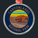 Canyonlands Nationalpark Moab Vintage Ornament Aus Metall<br><div class="desc">Canyonlands Vektorgrafik Design. Der Park ist bekannt für seine dramatische Wüstenlandschaft,  die vom Colorado Fluss gemeißelt wurde. Die Insel im Himmel ist ein riesiges,  flaches Mesa mit Panoramablick.</div>