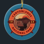 Canyonlands Nationalpark Retro Kompass Emblem Keramik Ornament<br><div class="desc">Canyonlands Vektorgrafik Design. Der Park ist bekannt für seine dramatische Wüstenlandschaft,  die vom Colorado Fluss gemeißelt wurde. Die Insel im Himmel ist ein riesiges,  flaches Mesa mit Panoramablick.</div>