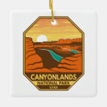 Canyonlands Nationalpark Sunset Retro Emblem Keramikornament<br><div class="desc">Canyonlands Vektorgrafik Design. Der Park ist bekannt für seine dramatische Wüstenlandschaft,  die vom Colorado Fluss gemeißelt wurde. Die Insel im Himmel ist ein riesiges,  flaches Mesa mit Panoramablick.</div>