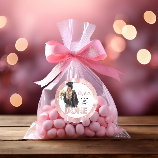 Cap and Gown | Pink Florals DONE Runder Aufkleber (Girl Graduate in Cap and Gown with Floral Bouquet and Faux Pink Sparkles "DONE" Graduation Stickers)