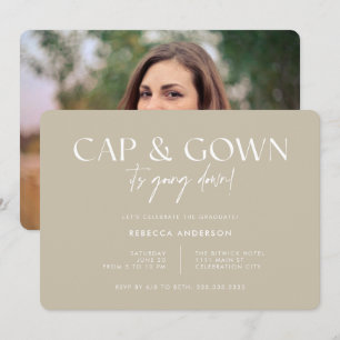 Cap Gown Es geht durch den modernen beigen Abschlu Einladung